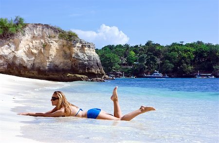 simsearch:400-04127648,k - Jeune fille blonde se trouvant sur l'île de la plage de Bali Photographie de stock - Aubaine LD & Abonnement, Code: 400-04127647