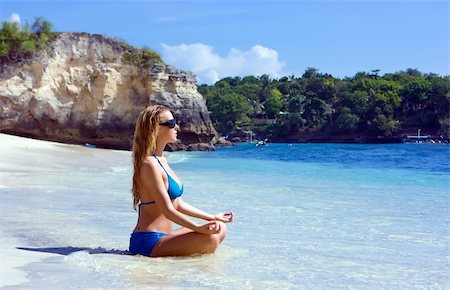 simsearch:400-04127648,k - Jeune fille blonde détente dans l'eau sur la plage sur l'île de Bali en Indonésie Photographie de stock - Aubaine LD & Abonnement, Code: 400-04127649