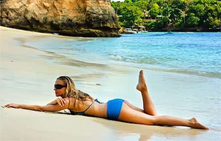 simsearch:400-04127663,k - Blonde girl lying in surf on the beach on Bali Foto de stock - Super Valor sin royalties y Suscripción, Código: 400-04127642