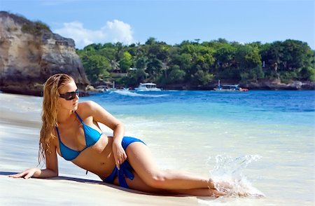 simsearch:400-04127648,k - Jeune fille blonde détente dans l'eau sur la plage sur l'île de Bali en Indonésie Photographie de stock - Aubaine LD & Abonnement, Code: 400-04127652