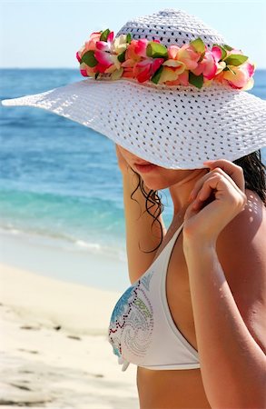 simsearch:400-04127648,k - Belle fille brune aux cheveux longs dans un chapeau blanc sur la plage de sable de l'océan sur Bali en Indonésie Photographie de stock - Aubaine LD & Abonnement, Code: 400-04127683