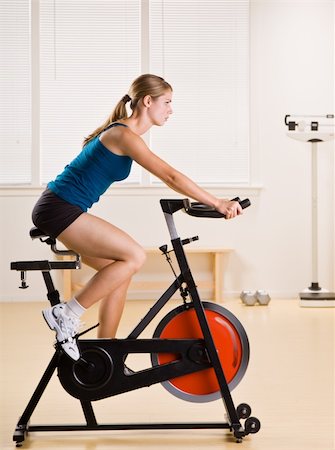 simsearch:400-04128723,k - Femme vélo stationnaire dans le club de santé Photographie de stock - Aubaine LD & Abonnement, Code: 400-04128727