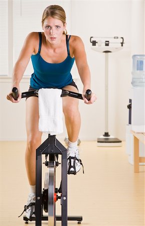 simsearch:400-04128723,k - Femme vélo stationnaire dans le club de santé Photographie de stock - Aubaine LD & Abonnement, Code: 400-04128729