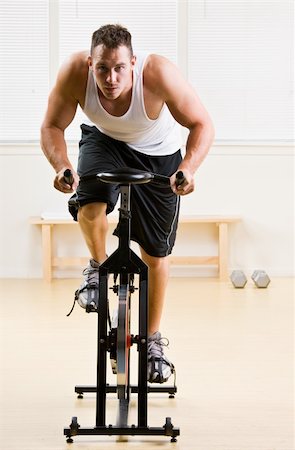 simsearch:400-04128723,k - Vélo stationnaire dans le club de santé de l'homme Photographie de stock - Aubaine LD & Abonnement, Code: 400-04128776