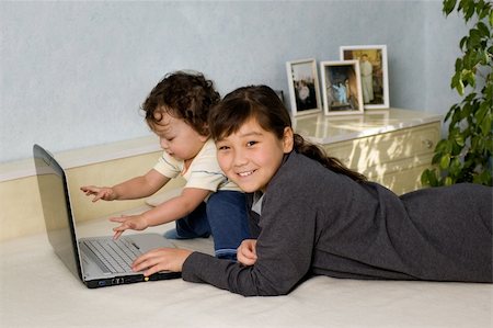 simsearch:400-04638236,k - La sœur et le frère junior jouent sur un ordinateur. Photographie de stock - Aubaine LD & Abonnement, Code: 400-04136680