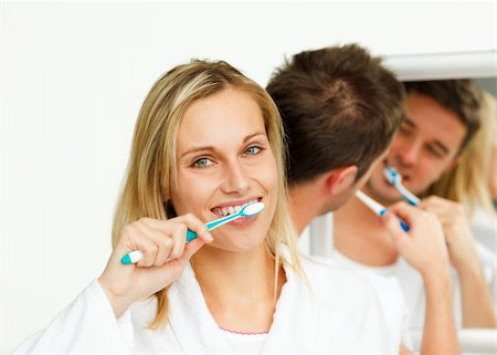 simsearch:400-04151137,k - Jeune femme brosser ses dents avec son petit ami dans la salle de bain Photographie de stock - Aubaine LD & Abonnement, Code: 400-04139532