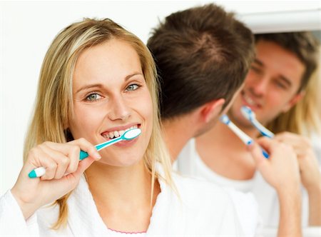 simsearch:400-04151137,k - Couple nettoyer leurs dents dans la salle de bain Photographie de stock - Aubaine LD & Abonnement, Code: 400-04139533