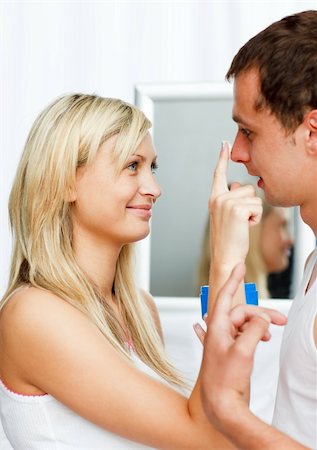 family bathroom mirror - Belle femme, mettre la crème sur le nez de son copain dans la salle de bain Photographie de stock - Aubaine LD & Abonnement, Code: 400-04139560