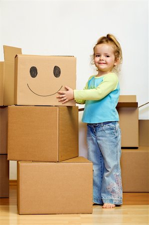Little girl with lots of cardboard boxes grimacing in her new home - moving concept Foto de stock - Super Valor sin royalties y Suscripción, Código: 400-04147559