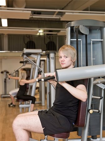 simsearch:400-04148009,k - Young man using an exercise machine at a health club Photographie de stock - Aubaine LD & Abonnement, Code: 400-04148009