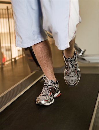 simsearch:400-04148009,k - Man running on a treadmill in a healthclub Photographie de stock - Aubaine LD & Abonnement, Code: 400-04149215