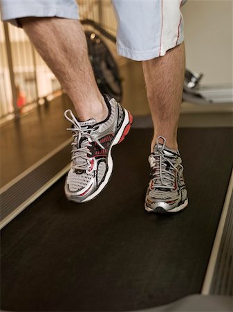 simsearch:400-04148009,k - Man running on a treadmill in a healthclub Photographie de stock - Aubaine LD & Abonnement, Code: 400-04149216