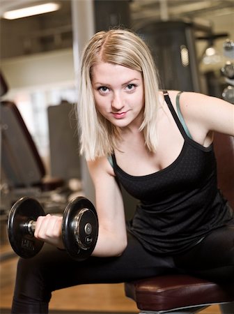 simsearch:400-04148009,k - Young woman lifting weights at a fitness center Photographie de stock - Aubaine LD & Abonnement, Code: 400-04149254