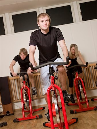 simsearch:400-04148009,k - Group of people having spinning class with a young man in focus Photographie de stock - Aubaine LD & Abonnement, Code: 400-04149256