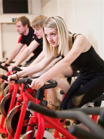 simsearch:400-04148009,k - Group of people having spinning class with a girl in focus Photographie de stock - Aubaine LD & Abonnement, Code: 400-04149260