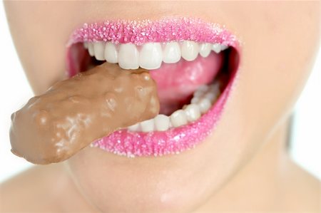 simsearch:400-04932642,k - Bonbon au chocolat en macro bouche belle femme Photographie de stock - Aubaine LD & Abonnement, Code: 400-04140690