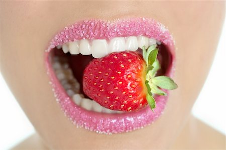 simsearch:400-04932642,k - Délicieux fruits fraise dans la bouche de femme rose et des dents Photographie de stock - Aubaine LD & Abonnement, Code: 400-04140691