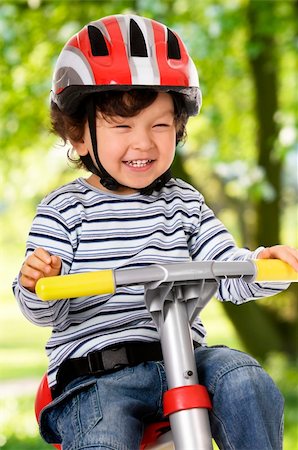 simsearch:400-04638236,k - vélo de Little boy Photographie de stock - Aubaine LD & Abonnement, Code: 400-04141085