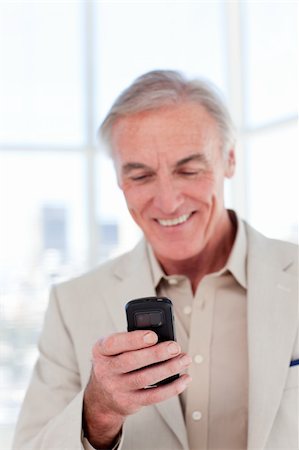 simsearch:400-05145011,k - Senior manager sending a text in a business building Stock Photo - Budget Royalty-Free & Subscription, Code: 400-04159732