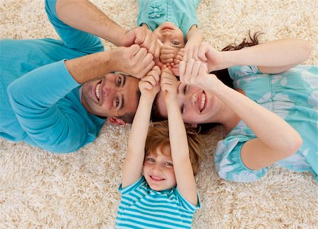 simsearch:400-04654755,k - Happy family lying on floor in a circle with heads and hands together Foto de stock - Super Valor sin royalties y Suscripción, Código: 400-04151203