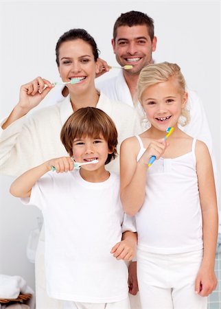simsearch:400-04151137,k - Smiling parents and children cleaning their teeth in bathroom Photographie de stock - Aubaine LD & Abonnement, Code: 400-04152028