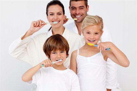 simsearch:400-04151137,k - Portrait of happy family cleaning their teeth in bathroom Photographie de stock - Aubaine LD & Abonnement, Code: 400-04152029