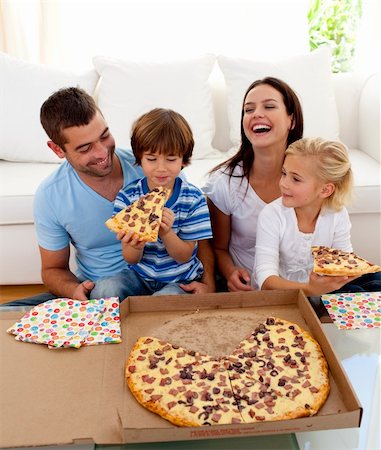 simsearch:400-04193348,k - Family eating pizza in living-room Stock Photo - Budget Royalty-Free & Subscription, Code: 400-04152236