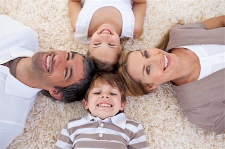 simsearch:400-04654755,k - Smiling family lying on floor with heads together Foto de stock - Super Valor sin royalties y Suscripción, Código: 400-04152274