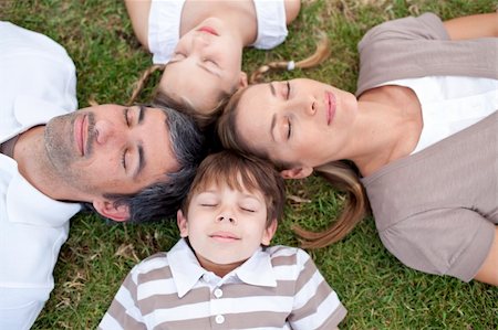 simsearch:400-04654755,k - Parents and children sleeping outdoors with heads together Foto de stock - Super Valor sin royalties y Suscripción, Código: 400-04152277