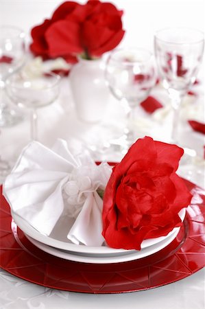 Place setting in red and white - for Valentine or other event Photographie de stock - Aubaine LD & Abonnement, Code: 400-04164021