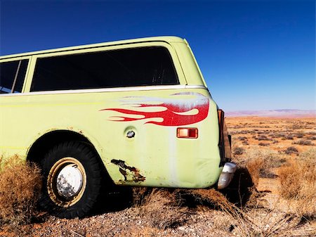 Car with red flames painted on the back parked in the desert. Horizontal shot. Photographie de stock - Aubaine LD & Abonnement, Code: 400-04169705