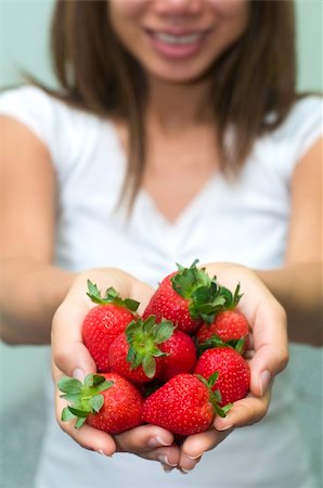 simsearch:400-05370991,k - asian girl holding strawberry Stock Photo - Budget Royalty-Free & Subscription, Code: 400-04161288