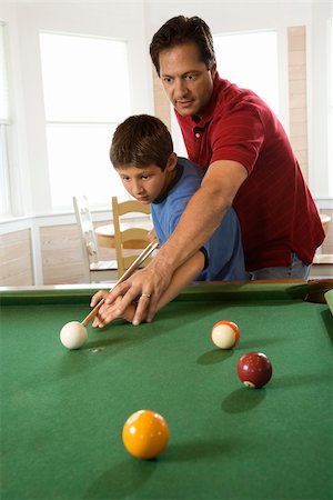 pool child - Man shooting game of pool with young boy.  Vertically framed shot. Foto de stock - Super Valor sin royalties y Suscripción, Código: 400-04162232