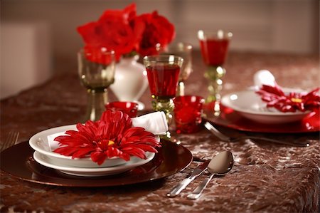 simsearch:400-05693119,k - Luxury place setting in red and white  for Christmas or other event Stock Photo - Budget Royalty-Free & Subscription, Code: 400-04176126