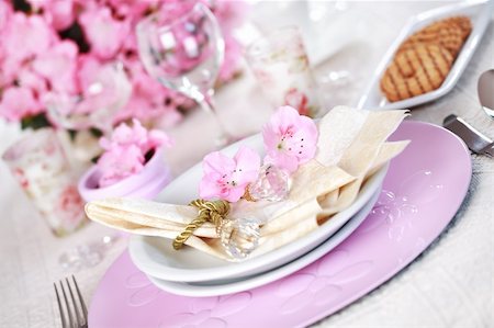 simsearch:400-05693119,k - Luxury place setting in pink and white Stock Photo - Budget Royalty-Free & Subscription, Code: 400-04176149