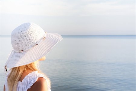 Girl in a white hat on the beach. Travel collection. Foto de stock - Super Valor sin royalties y Suscripción, Código: 400-04170395