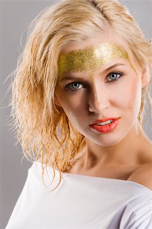 simsearch:400-05895838,k - very cute blond girl with wet hair and a creative golden and shining make up Foto de stock - Super Valor sin royalties y Suscripción, Código: 400-04185063