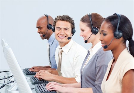 face to internet technology - Gens d'affaires de bonne humeur avec casque d'écoute sur le travail dans un centre d'appels Photographie de stock - Aubaine LD & Abonnement, Code: 400-04188591