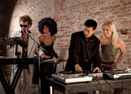 dancing piano - Sound check at a 1970s Disco Music Party Photographie de stock - Aubaine LD & Abonnement, Code: 400-04181695