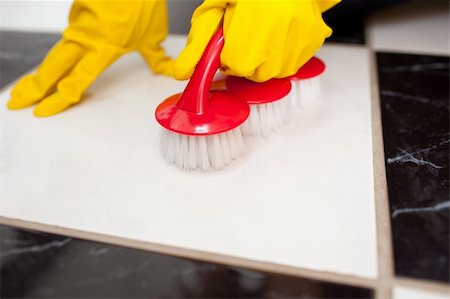 simsearch:400-04287497,k - Close-up of a person cleaning a bathroom's floor with a yellow rubber glove Stock Photo - Budget Royalty-Free & Subscription, Code: 400-04182668