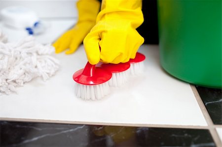 simsearch:400-04287497,k - Woman cleaning a bathroom's floor with a yellow rubber glove Stock Photo - Budget Royalty-Free & Subscription, Code: 400-04182670