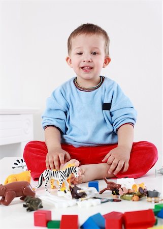 simsearch:400-04638236,k - Lovely boy playing with blocks Photographie de stock - Aubaine LD & Abonnement, Code: 400-04194602