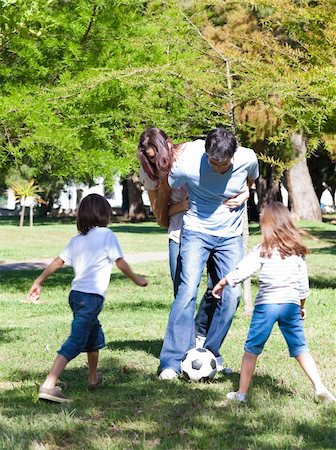 simsearch:400-04654755,k - Lively family playing soccer in a park Foto de stock - Super Valor sin royalties y Suscripción, Código: 400-04197023