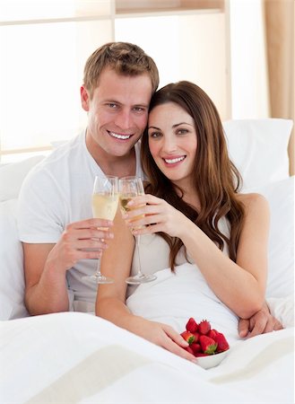 simsearch:400-04195864,k - Enamoured couple drinking champagne with strawberries lying in bed at home Stock Photo - Budget Royalty-Free & Subscription, Code: 400-04197310
