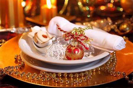 simsearch:400-05693119,k - Luxury place setting in golden and white  for Christmas Stock Photo - Budget Royalty-Free & Subscription, Code: 400-04198191