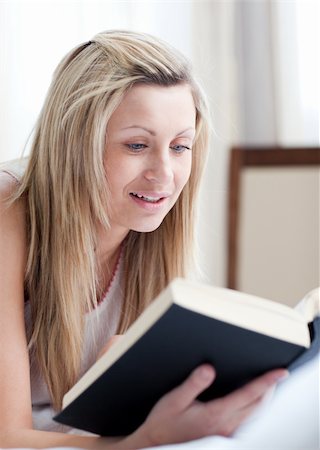 simsearch:400-04206778,k - Charming woman reading a book lying on her bed at home Foto de stock - Super Valor sin royalties y Suscripción, Código: 400-04198564