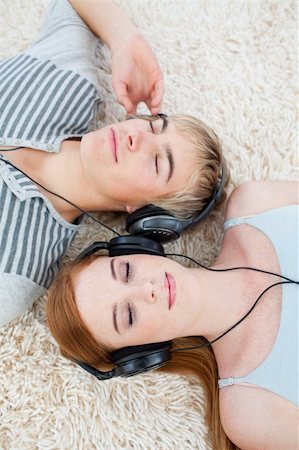 simsearch:400-04199223,k - Couple of young Teenagers listening to music Stock Photo - Budget Royalty-Free & Subscription, Code: 400-04199096