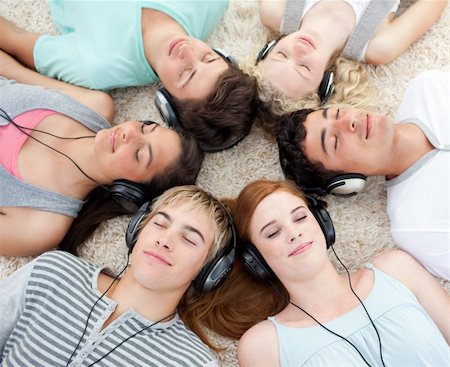 simsearch:400-04199223,k - High angle of young Teenagers listening to music Stock Photo - Budget Royalty-Free & Subscription, Code: 400-04199108