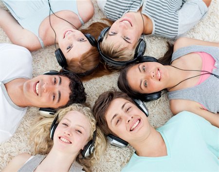 simsearch:400-04199223,k - Teenagers listening to music at home Stock Photo - Budget Royalty-Free & Subscription, Code: 400-04199102
