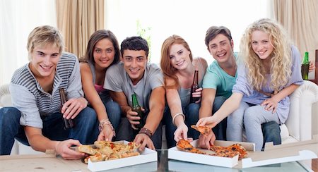 simsearch:400-04199223,k - Six friends eating pizza in the living-room on the sofa Stock Photo - Budget Royalty-Free & Subscription, Code: 400-04199217